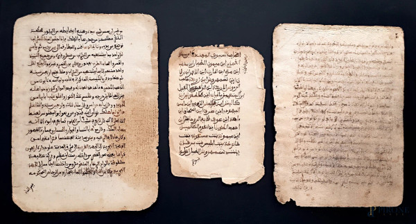 Lotto composto da tre antiche pagine manoscritte arabe vergate a penna d’oca e inchiostro bruno, Persia XVIII secolo