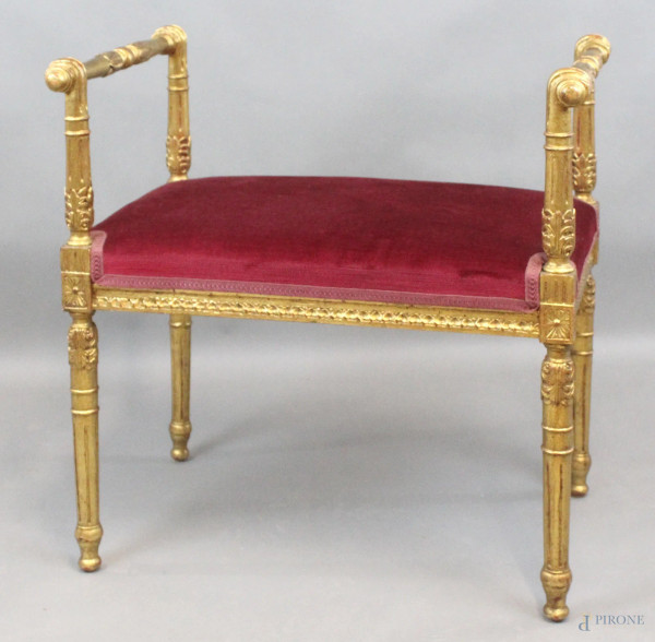 Panchetta in legno intagliato e dorato, seduta imbottita e rivestita in velluto bodeaux, altezza cm. 64,5x62x40, XX secolo.