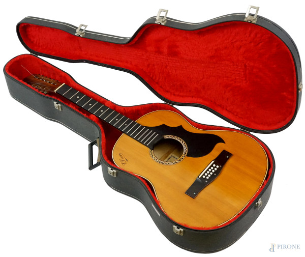 Erminio Travi - Chitarra dodici corde tavola in abete, tastiera in ebano, 1977, cm 104x42x11, entro custodia originale, (strumento restaurato e perfettamente suonabile).