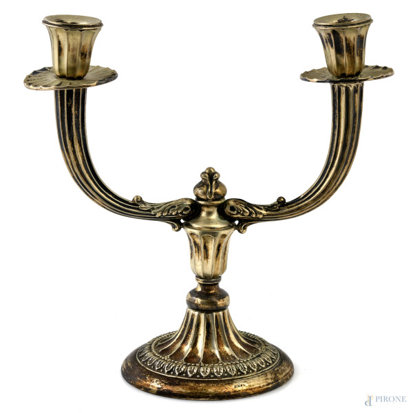 Candelabro a due bracci in argento 800/000, altezza cm 24,5, peso lordo gr 450