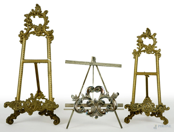 Lotto di tre piccoli cavalletti in metallo dorato ed argentato, alt max 39,5, XX secolo.