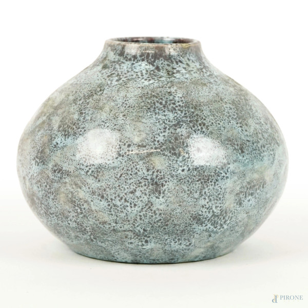 Vasetto globulare in ceramica smaltata, cm h 14, firma Henri Gandais alla base.