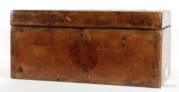 Scatola in legno intarsiato in varie essenze, coperchio decorato con rosa dei venti, cm h 23x50x27, (difetti)
