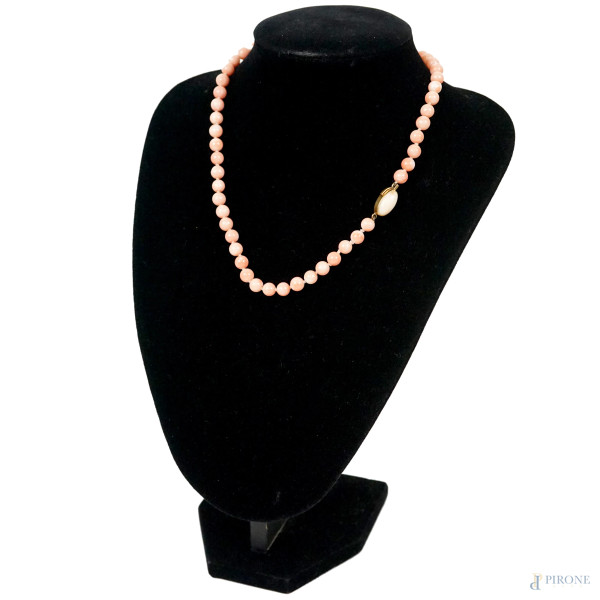 Collana ad un filo in corallo rosa con chiusura in oro 18 KT, lunghezza cm 45, peso lordo gr.30