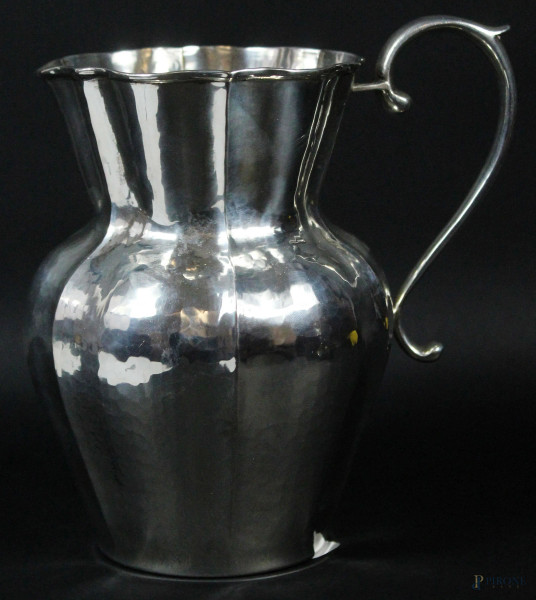 Versatoio in argento baccellato e martellato, altezza cm 18, gr. 450