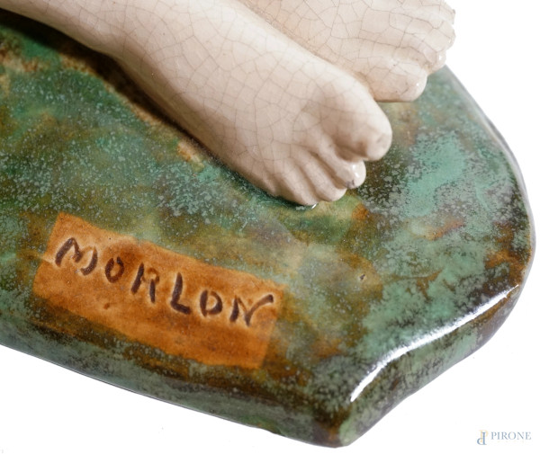 Scultura in ceramica policroma rappresentante un nudo femminile con due colombe, firmato Morlon, ...