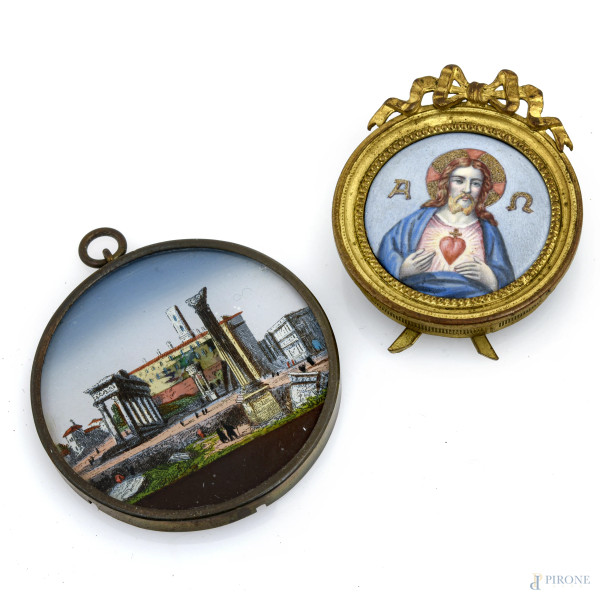 Lotto di due miniature raffiguranti Cristo e scorcio di rovine in porcellana dipinta e smaltata, XX secolo, misure massime diametro cm 5