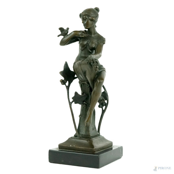 Figura femminile con colomba, scultura in bronzo, cm h 21, base in pietra, XX secolo.