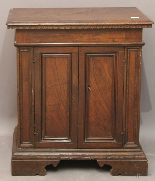 Piccola credenza in noce a due sportelli, XVIII° , H. 78X67X36 cm