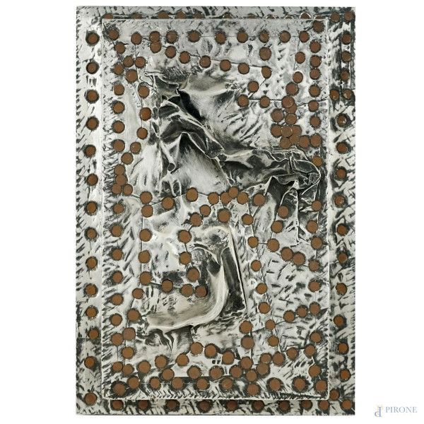 Roberto Tirelli - Piccola formella, metallo inchiodato, cm 5,5x26x18, con dedica a tergo