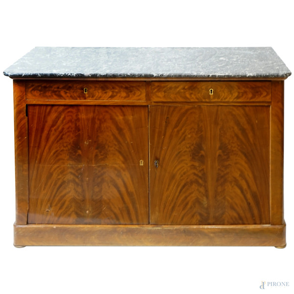 Credenza in mogano con piano in marmo, a due sportelli e due cassetti frontali, XX secolo, cm h 95,5x147x61, (difetti)