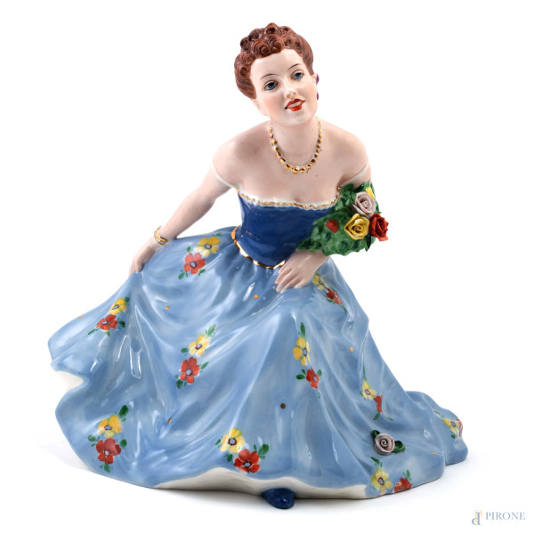 Scultura in porcellana Royal Dux Bohemia raffigurante dama con vestito trapuntato di fiori, XX secolo, altezza cm 24,5, (segni di usura, sbeccature, difetti)
