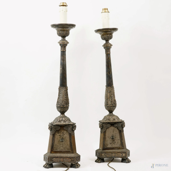 Coppia di candelieri da terra in metallo argentato adattati a lampada, decori cesellati a foggia di cherubini, sec. XIX, altezza cm 91,5