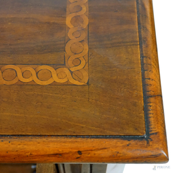 Cassettiera in noce a tre cassetti con decori intarsiati in varie essenze, inserti in metallo dor...