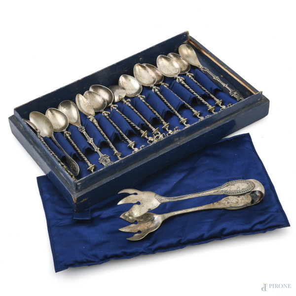 Lotto composto 11 cucchiaini, 1 pinza e 1 cucchiaino in argento 800/000 e 2 in metallo argentato, misura massima cm  15, peso complessivo argento gr 210, (segni di usura) (segni di usura)