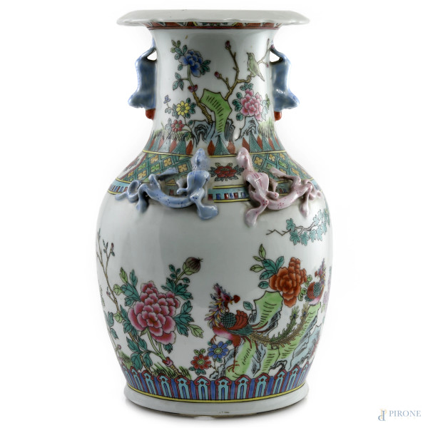 Vaso in porcellana policroma decorata con elementi geometrico-floreali e farfalle. Cina, XX secolo, altezza cm 34,5, (segni di usura, difetti di cottura)