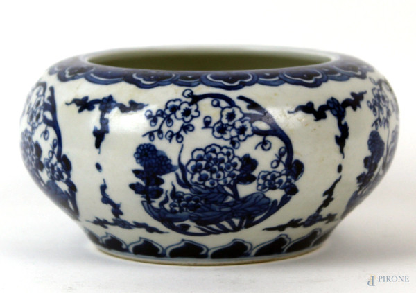 Sciacquapennelli in porcellana bianca e blu, decoro a motivo floreale, cm h 7,5, arte orientale, XX secolo. 