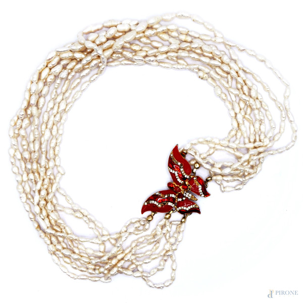 Collana girocollo a 9 fili di perle di fiume, con chiusura a forma di farfalla in metallo smaltato rosso e strass, lunghezza cm 47,5 (mancanze)