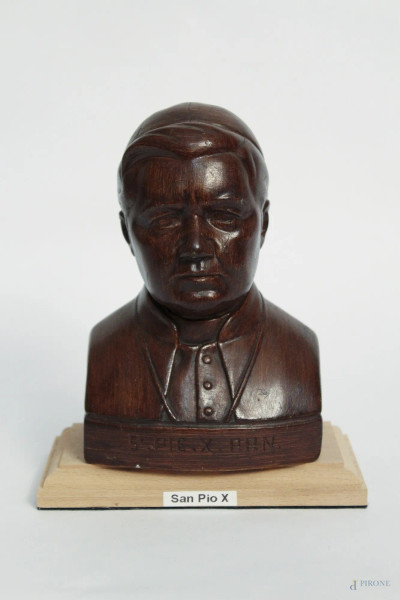 San Pio X, busto in gesso con base in legno, H 18 cm.