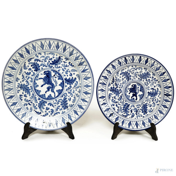 Lotto di due piatti in maiolica a smalto bianco e blu, Chianciano Barbetti, XX secolo, misure max diametro cm 28,2