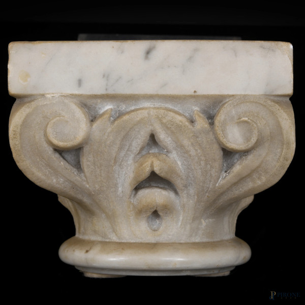 Lotto di elegante mensola e capitello decorati a motivi fogliacei e volute, ispirati all'ordine c...