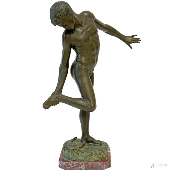 Da Annibale De Lotto (Venezia, 1877 - 1932), Ragazzo morso da un granchio, scultura in bronzo su base in marmo, altezza cm 64