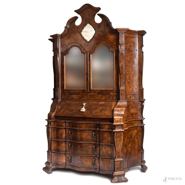 Trumeau impiallacciato in radica con fronte mosso a tre cassetti e sportello a ribalta celante pi...