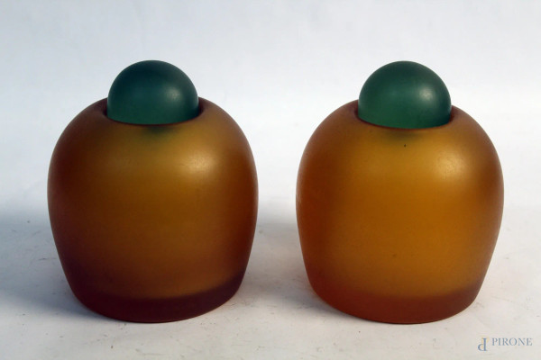 Coppia di potiche in bachelite arancione e verde, H 14 cm.