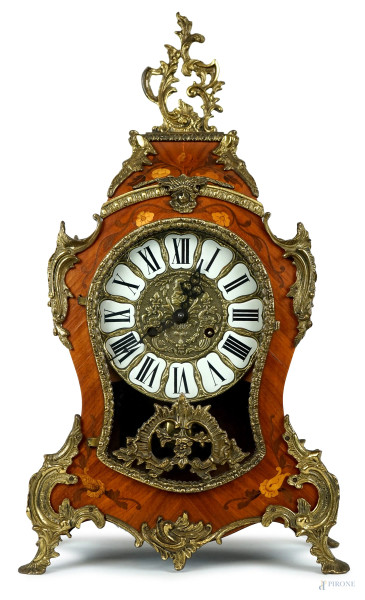 Orologio stile Luigi XV, cassa impiallacciata ed intarsiata in varie essenze, quadrante e finiture in bronzo dorato, cm h 58x31x14, (meccanismo da revisionare).