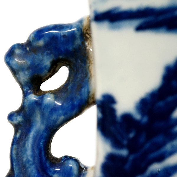 Vaso in porcellana bianca e blu, corpo di linea mossa a sezione rettangolare dipinto a paesaggi l...