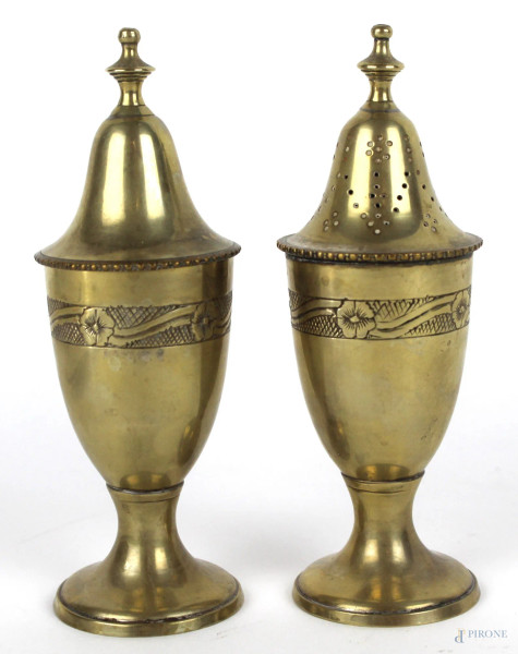 Sale e pepe in metallo dorato, altezza cm. 15,5, inizi XX secolo.