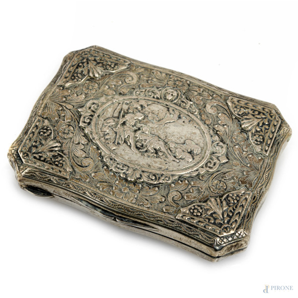 Tabacchiera in argento 800/000 lavorato a sbalzo con ricco cesello al coperchio, XX secolo, cm 7,5x6, peso gr 60