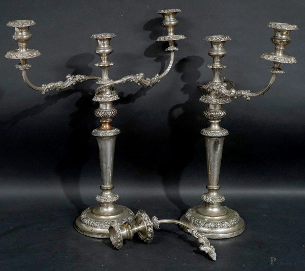 Coppia di candelabri a tre fuochi in metallo argentato cesellato a motivi fitomorfi, inizio XX secolo, altezza cm 49,5 (difetti e rotture)