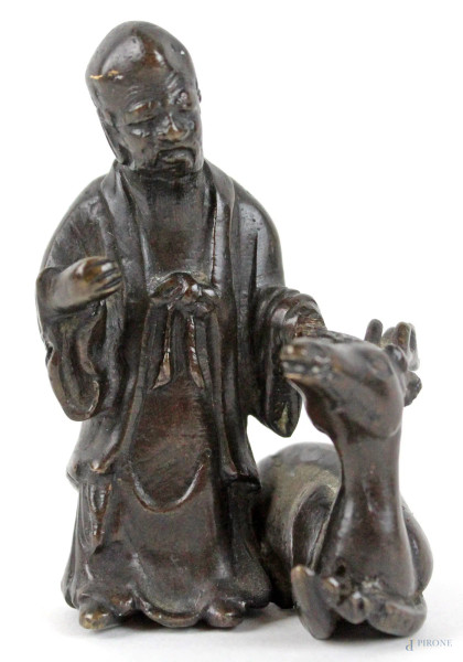 Figura di saggio con cervo, scultura in bronzo, cm h 7,5, arte orientale, XX secolo.
