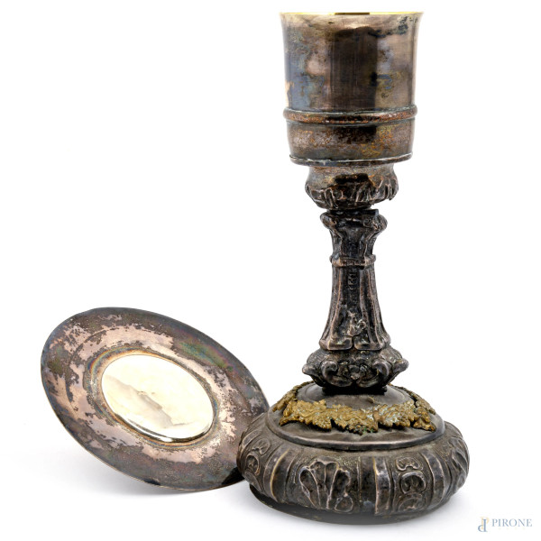Calice in argento con interno in argento vermeil finemente cesellato e sbalzato e piattino in argento, XX secolo, peso lordo gr 710, altezza cm 29, (segni di usura)