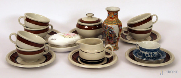 Lotto di un servizio da tè in maiolica e tre oggetti a forme e materiali diversi