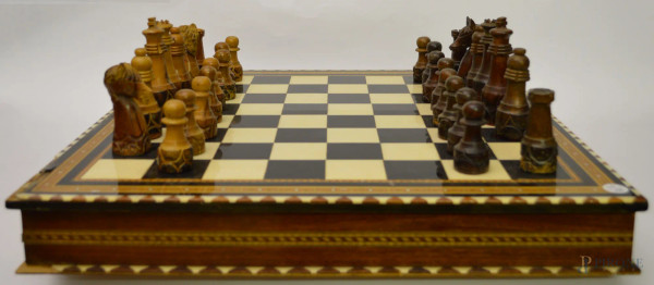 Scacchiera intarsiata, completo di scacchi, (mancante torre e cavaliere).