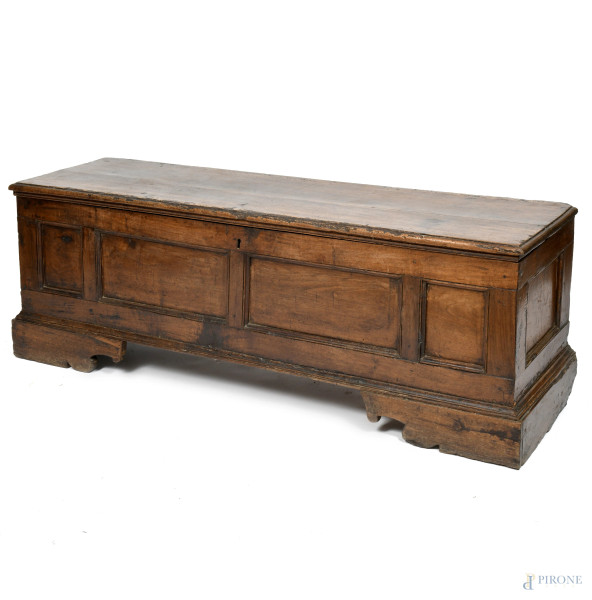 Cassapanca in noce, XIX-XX secolo, cm 52x150x41,5, (segni di usura, scalfiture, rotture, difetti)