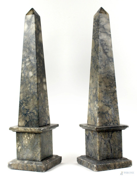 Coppia di obelischi in marmo grigio, alt. cm 53, (difetti)