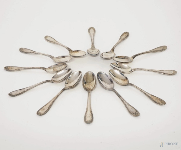 Set di 12 cucchiaini da caffè in argento con impugnatura cesellata, manifattura italiana, XX secolo, peso gr. 214