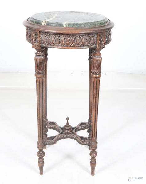 Gueridon  con piano circolare in marmo verde alpi poggiante su quattro gambe a cono raccordate da crociera sagomato, XX secolo, cm 74x40, (segni di usura, scalfiture, graffi, fessurazioni, difetti)