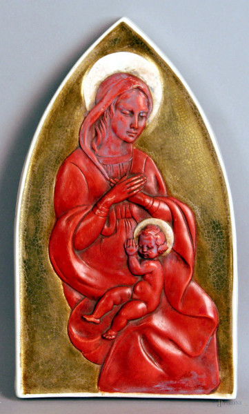 Madonna con Bambino, placca a bassorilievo in ceramica dorata e dipinta, altezza 30 cm.