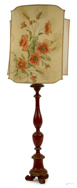 Lampada in legno intagliato, dorato e laccato, alt. tot cm 100, XIX secolo, (difetti).