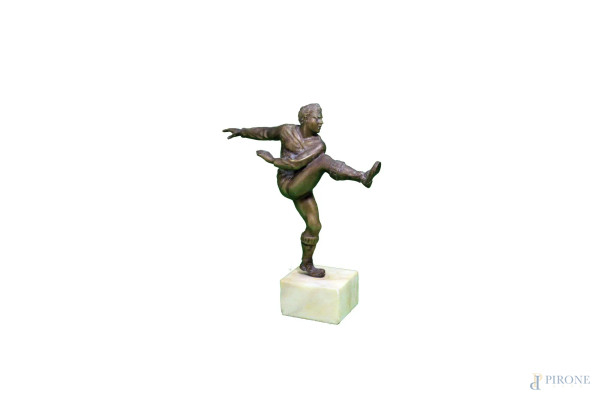 Calciatore, scultura in bronzo, poggiante su base in onice, h. 20 cm, anni 40