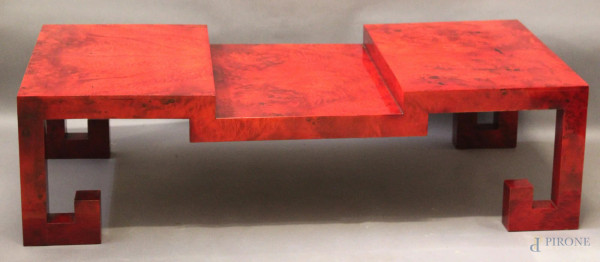 Basso tavolo da salotto in radica di tuia laccato rosso, cm 41 x 150 x 70.