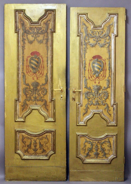 Coppia porte in legno dorato, laccato e dipinto a motivi di stemmi araldici, XIX sec, h. 210,5x73,5 cm.