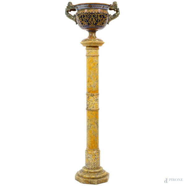 Colonna in marmo giallo, altezza cm 100, e un vaso in ceramica a lustro, Gualdo Tadino, in policromia e oro, con decoro a motivi fogliacei, anse a foggia di arpie, altezza cm 29. Difetti e rotture (Vaso applicato con una colla alla colonna)