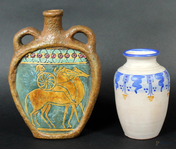 Lotto composto da due vasetti in ceramica, forme diverse, altezza max. 23,5 cm.