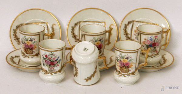 Servizio da caffè per sei completi di piattini in porcellana a decoro di fiori, marcati Limoges.