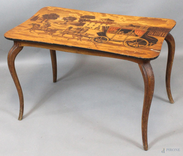 Tavolinetto da salotto, piano di linea sagomata dipinto a mano con raffigurato paesaggio e carrozza, quattro gambe mosse, cm. 50x77x46, firmato, (difetti)